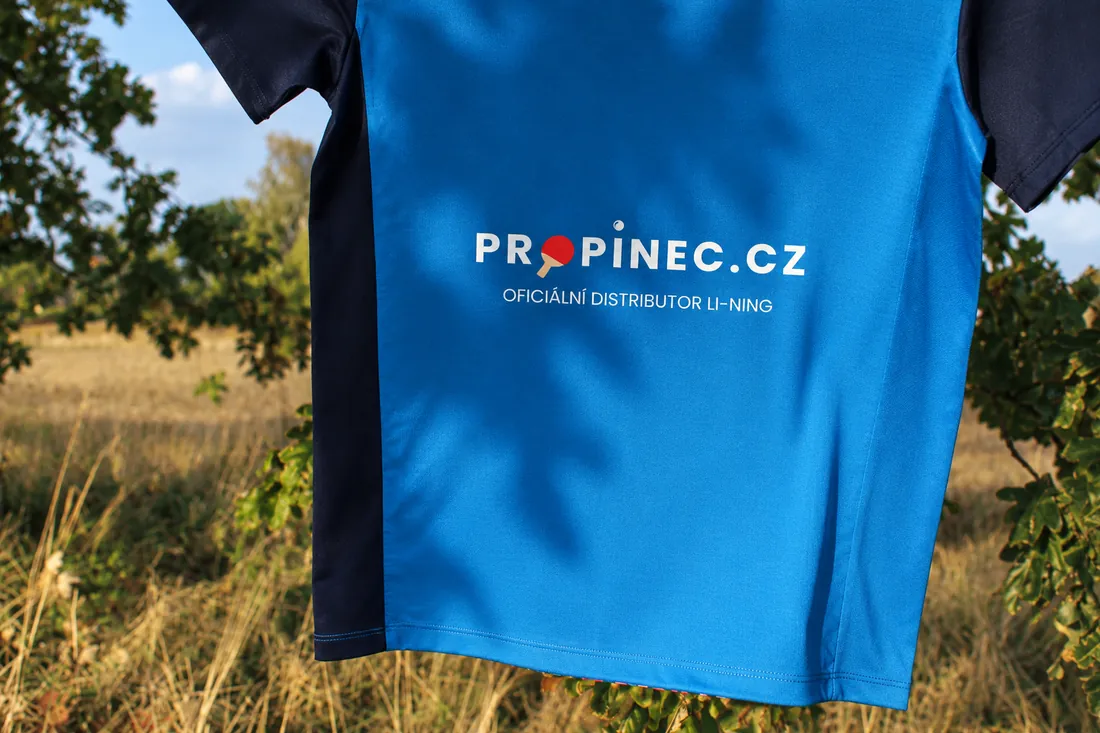 Modrý dres s bílým logem Propinec.cz na zádech